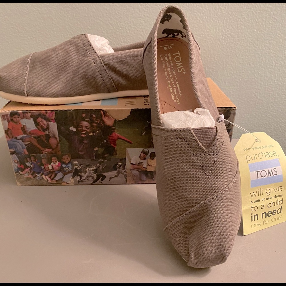 TOMS
Size: 6
Color: Ash Canvas